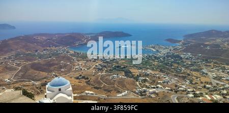 Hochwinkel-Panoramablick über die Hafenbucht von Livadi vom höchsten Gipfel der Chora auf der Insel Serifos, Kykladen, Griechenland. Stockfoto