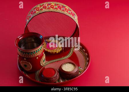 Karwa Chauth Puja Thali mit Sieb und Diya Stockfoto