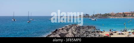 Panoramarundblick auf die atemberaubende Playa las Vistas in der Touristenstadt Los Cristianos auf der spanischen Insel Teneriffa. Stockfoto