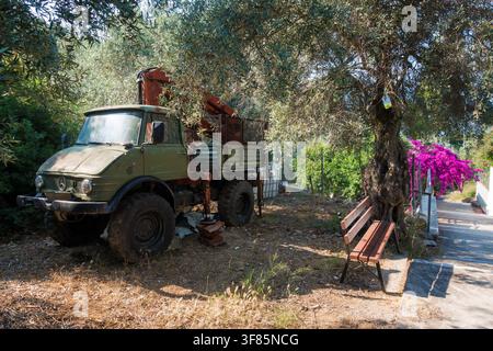 20. Juni 2025 - Alte Insel Trikeri, Pelion, Griechenland - Alter Geländewagen auf der alten Insel Trikeri, Süd-Pelion, Griechenland Stockfoto