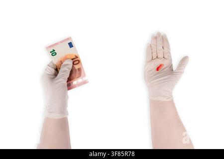 Geschützte Hände halten Zehn-Euro-Geld und rote Pillenkapsel auf weißem Hintergrund. Konzept für teure medizinische Behandlung Stockfoto