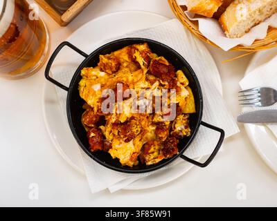 Beliebte spanische Gericht ist Spiegeleier mit Chistorra Stockfoto