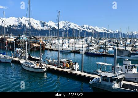 Seward, Alaska, USA - 05.09.2025: Panoramablick auf den kleinen Bootshafen der Stadt mit der schneebedeckten Kenai-Bergkette im Hintergrund Stockfoto