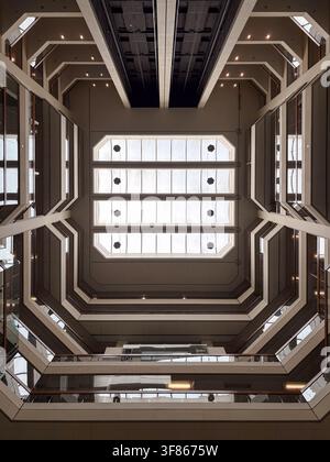 Blick nach oben in das Atrium On Bay Einkaufszentrum in Toronto, Ontario, Kanada, das mehrstöckige Innenbalkone und Oberlichter präsentiert. Stockfoto