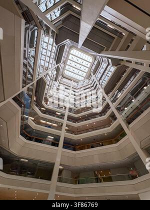 Blick nach oben in das Atrium On Bay Einkaufszentrum in Toronto, Ontario, Kanada. Interieur im Hexagon-Stil. Stockfoto