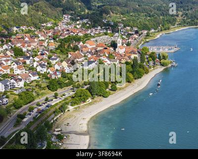 Stadtansicht von Sipplingen am Bodensee mit Kirche und Yachthafen. Luftaufnahme. Sipplingen, Baden-Württemberg, Deutschland Stockfoto