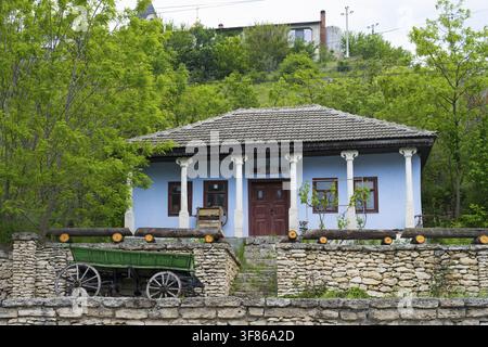 Kleines blaues Landhaus mit Steinmauern und einem grünen Wagen davor, traditionelles Bauernhaus, Ethnographisches Museum, Butuceni, Alt-Orhei, Orheiul V Stockfoto