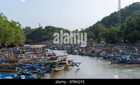 Hunderte von bunten traditionellen Fischerbooten, die im Flusshafen von PPI Watukarung in Pacitan, Ostjava, Indonesien, angelegt sind. Stockfoto