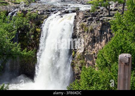 Orchon-Tal, Mongolei – 4. August 2026: Besucher stehen auf dem felsigen Flussbett am Rand des Orchon-Wasserfalls (Ulaan Tsutgalan). Stockfoto