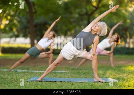 Ältere Frau Yoga im Park Stockfoto