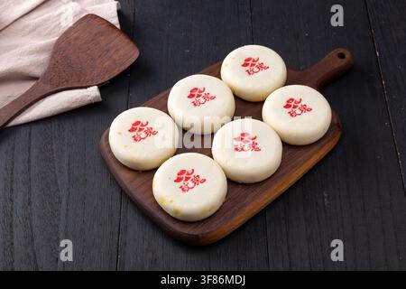 Chinesischer Blumenkuchen mit Blumenfüllung traditionelles Dessert Stockfoto