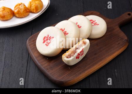 Chinesischer Blumenkuchen mit Blumenfüllung traditionelles Dessert Stockfoto