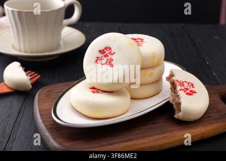 Chinesischer Blumenkuchen mit Blumenfüllung traditionelles Dessert Stockfoto