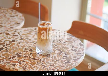 Ein Getränk an einem Tisch in einem gemütlichen Café genießen Stockfoto
