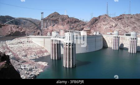 Historische Hochwinkelansicht des ikonischen Hoover-Damms und des Lake Mead an der Grenze zwischen Nevada und Arizona während des Baus der Umgehungsbrücke Stockfoto