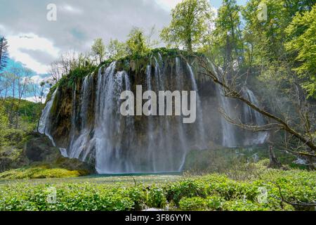 Ein atemberaubender Blick auf einen Wasserfall im Nationalpark Plitvicer Seen in Kroatien. Stockfoto