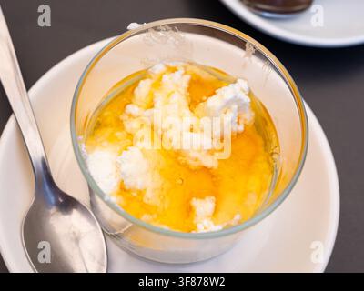Mato mit Honig serviert mit Teelöffel Stockfoto