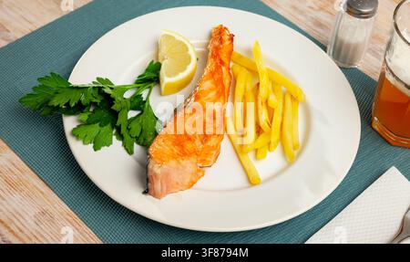 Köstlich Steak aus gebackenem Lachs mit Kartoffeln Stockfoto