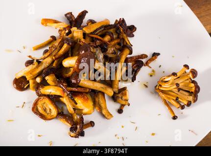 Appetitlich gebratene Holzpilze Stockfoto