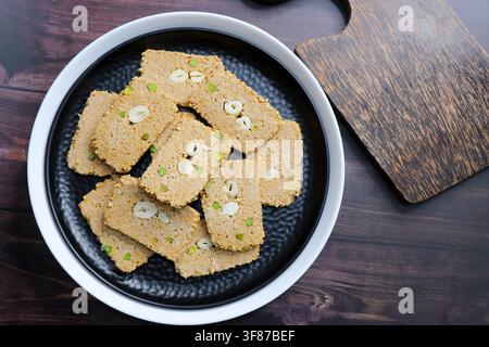 Til gajak, ein traditionelles indisches Wintersüßes aus Sesamsamen, Jaggery, Ghee und Trockenfrüchten. Knusprige Til Chikki, ein festliches Makar Sankranti. Stockfoto