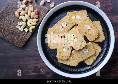 Til gajak, ein traditionelles indisches Wintersüßes aus Sesamsamen, Jaggery, Ghee und Trockenfrüchten. Knusprige Til Chikki, ein festliches Makar Sankranti. Stockfoto