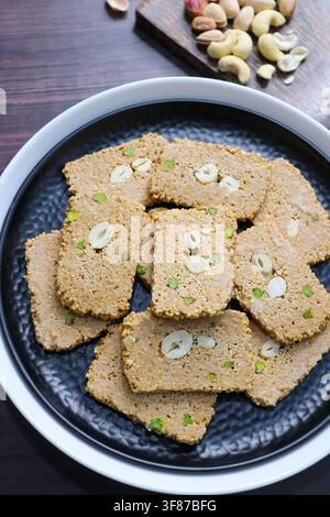 Til gajak, ein traditionelles indisches Wintersüßes aus Sesamsamen, Jaggery, Ghee und Trockenfrüchten. Knusprige Til Chikki, ein festliches Makar Sankranti. Stockfoto