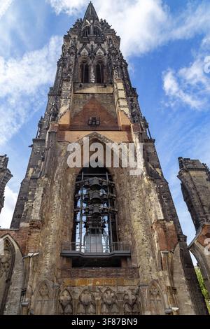 HAMBURG, DEUTSCHLAND - 22. SEPTEMBER 2025: Dies ist der erhaltene Turm auf dem Gelände der St.-Nikolai-Kirche, der in ein Mahnmal umgewandelt wurde, Stockfoto