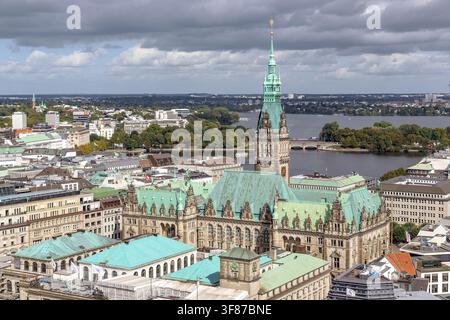 HAMBURG, DEUTSCHLAND - 22. SEPTEMBER 2025: Dies ist eine Ansicht des Rathauses von oben. Stockfoto