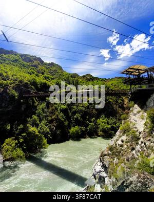 NEUSEELAND Historische Kawarau-Schlucht-Hängebrücke über türkisfarbenem Flusswasser in der Nähe von Queenstown, bekannt als Geburtsort des kommerziellen Bungee-Jumpings Stockfoto