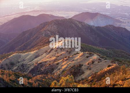 Ansicht zur Goldenen Stunde vom Gipfel des Mt Diablo mit Blick nach Westnordosten den Berg hinab. Zu sehen sind Eagle Peak, Black Point und Mount Zion Querry. Stockfoto