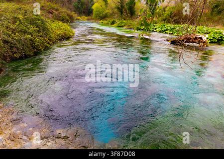 Klares türkisfarbenes Wasser der natürlichen Karstquelle von Blue Eye, Albanien Stockfoto