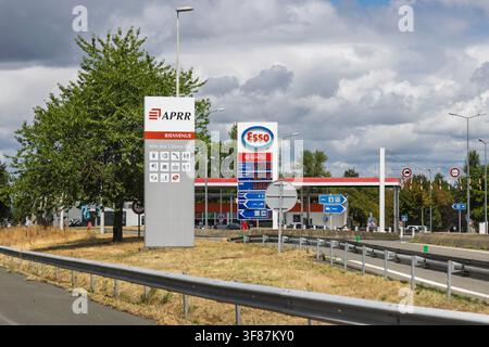 Frankreich 27. Juli 2026. Eingangsschild für die APRR-Raststätte Aire des Cheres Est und die Esso-Tankstelle mit aktuellen Kraftstoffpreisen entlang der Autobahn A6. Stockfoto