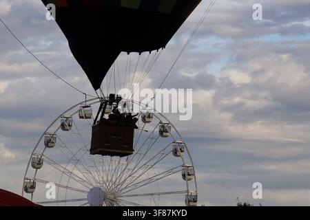 Bristol Balloon Fiesta 2026, Bristols jährliches internationales Heißluftballon-Fest, Heißluftballonfahren, Auf- und Abstieg im Ashton Gate Estate Stockfoto