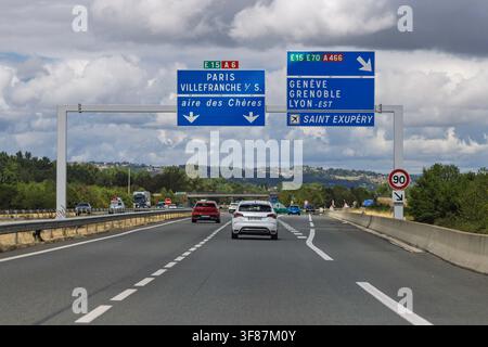 Frankreich 27. Juli 2026. Überführungs-Schild an einer Autobahn, das die Routen nach Paris, Genf, Grenoble, Lyon-Est und dem Flughafen Saint-Exupéry anzeigt, mit Geschwindigkeitsbegrenzungsschild. Stockfoto