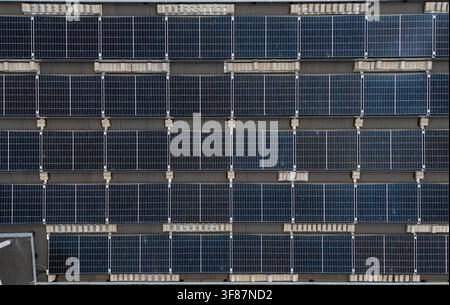 Nahaufnahme einer Solarpanel-Anordnung, die in Reihen auf einem flachen Gewerbedach montiert ist, erneuerbare Energie und Photovoltaik-Installationsdetailkonzept. Stockfoto