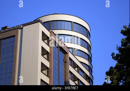 Niedrigwinklige geometrische Architekturaufnahme des exklusiven Rosslyn Dimyat Hotel Varna in Bulgarien, das seinen markanten gebogenen zylindrischen Turm präsentiert. Bul Stockfoto