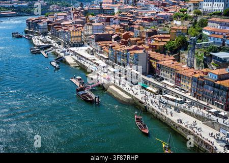 Erhöhte Ansicht des Ribeira-Bezirks an der Douro von der Dom-Luís-I.-Brücke im historischen Stadtzentrum von Porto in Portugal, Südwesteuropa Stockfoto