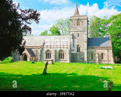 St. Mary's Kirche, Kingston Deverill, Wiltshire, UK St. Mary's Kirche, die anglikanische Pfarrkirche im Dorf Kingston Deverill im Deverill-Tal, Wiltshire, England, UK. Die unter Denkmalschutz der Klasse II* stehende Steinkirche mit Friedhof und Grabsteinen an einem sonnigen Tag. Stockfoto