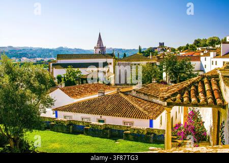 Eine erhöhte sonnenbeschienene Ansicht der mittelalterlichen Stadt Obidos in Portugal. Stockfoto
