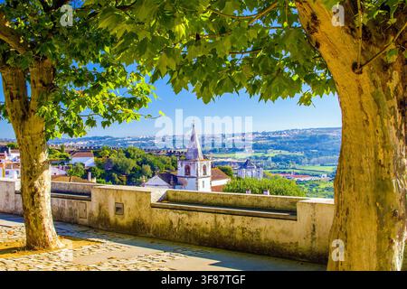 Eine erhöhte sonnenbeschienene Ansicht der mittelalterlichen Stadt Obidos in Portugal. Stockfoto