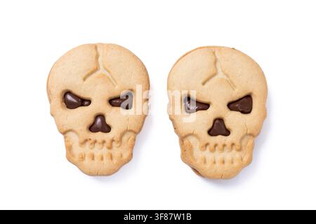 Halloween-Schädeldinge mit Schokolade isoliert auf weißem Hintergrund Stockfoto