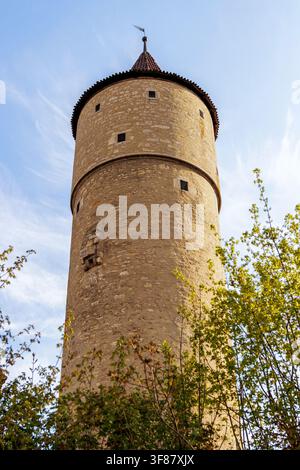 Niedrigwinkelaufnahme der historischen Stadtmauer Cent Tower, Centturm in Ochsenfurt, Bayern, Deutschland. Stockfoto