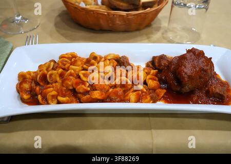 Brasciole-Horsemeat-Rolle serviert mit Ragu und Orecchiette-Pasta in einem Restaurant in Molfetta, Italien. Vorspeise, typisch für die Region Apulien. Stockfoto