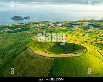 Pico Dona Joana, satte grüne Hügel und das Cabras-Inselchen. Terceira-Insel, Azoren Stockfoto