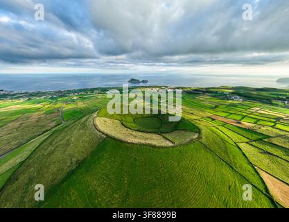Pico Dona Joana, satte grüne Hügel und das Cabras-Inselchen. Terceira-Insel, Azoren Stockfoto
