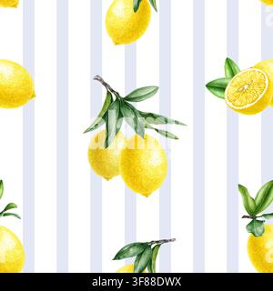 Gestreiftes Nahtlosmuster mit Zitronen, gelben Zitrusfrüchten, grünen Blättern und geschnittenen Zitronen auf hellblauem und weißem Hintergrund. Handgemaltes Aquarell Stockfoto