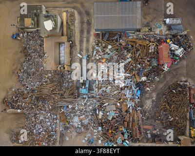 Luftbild des Agnesberg-Schrottplatzes mit Haufen von weggeworfenem Metall, industriellen Maschinen und sortierten Schrottmaterialien in Göteborg, Vastra Go Stockfoto