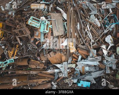 Luftbild eines Schrottplatzes in Agnesberg mit Haufen von verrosteten Eisenbalken, Metallplatten und weggeworfener Industrieausrüstung in Göteborg, Vastra Stockfoto