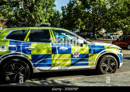 London UK, 11. August 2026, Nahaufnahme eines in einer Wohnstraße geparkten Polizeiwagens der Surrey-Polizei Stockfoto