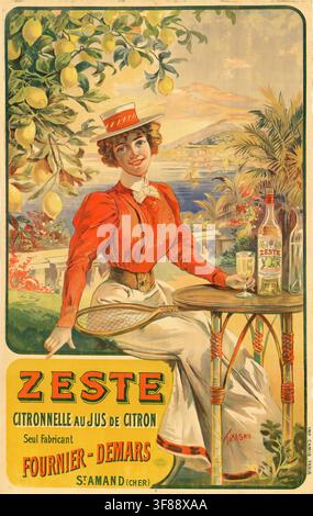 Werbeplakat, Getränkewerbung, Plakat für das Getränk Zeste, entworfen von Francisco Tamagno um 1898. Eine Frau mit einem Tennisschläger sitzt unter einem Zitronenbaum an einem Tisch mit einer Flasche Zeste und einem Glas, Küstenlandschaft, möglicherweise an der französischen Riviera, authentische Reproduktion eines historischen Werbeplakats, Werbeschild, in hoher Auflösung, historisch Stockfoto